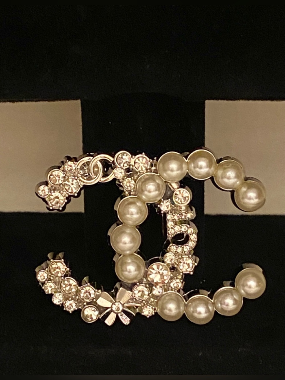 Fashion Jewelry Silver/White Pearl & Crystal Luxury C-C Brooch Large